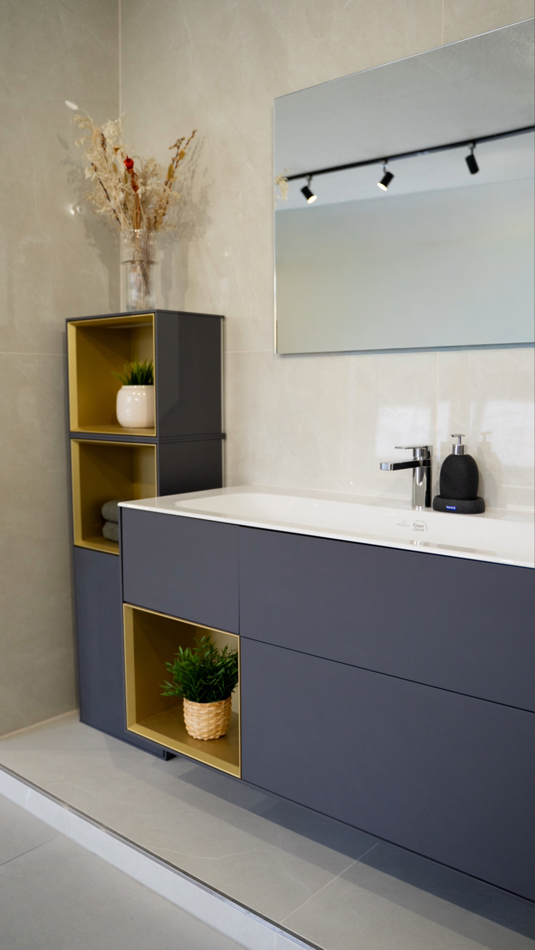 Beratungsszene im Showroom von T&A Fliesenstudio in Rödermark