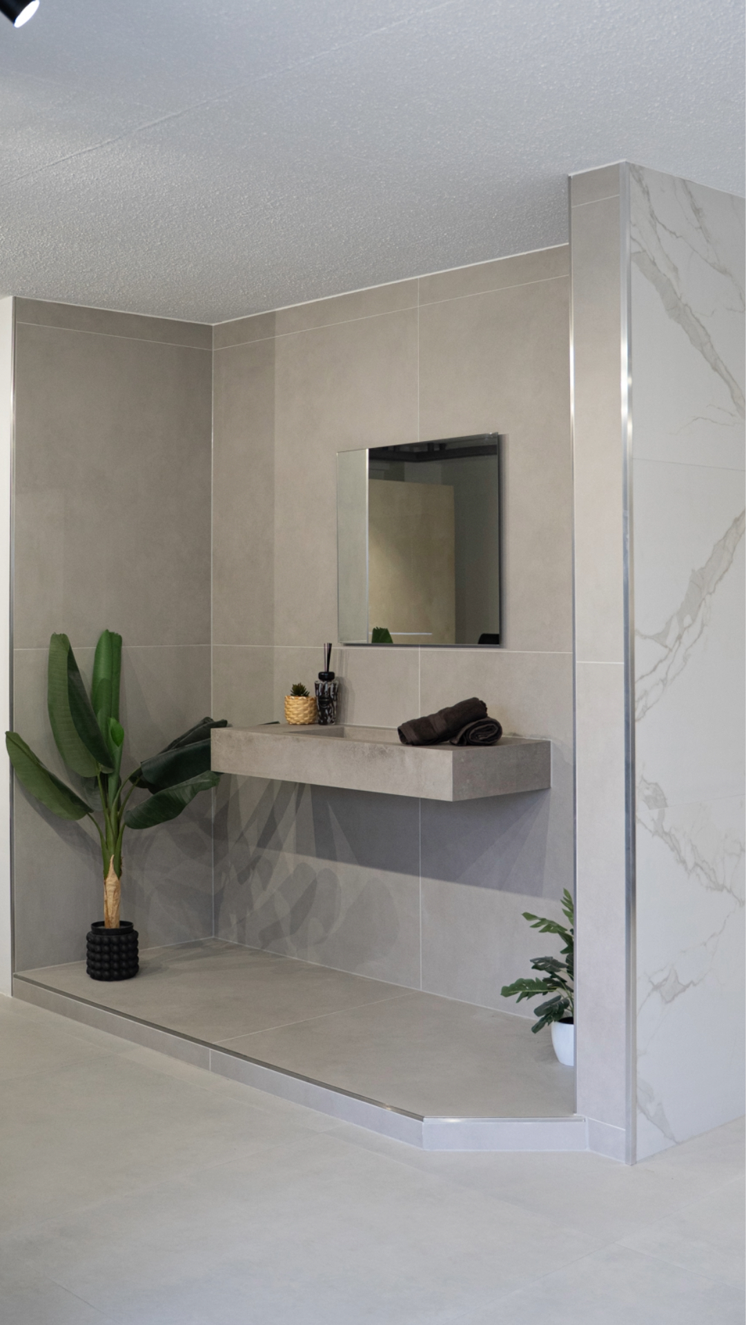Materialmuster im Showroom von T&A Fliesenstudio